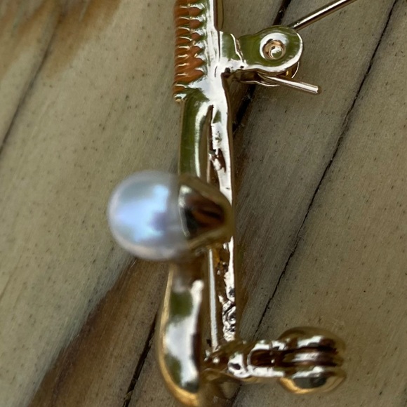 Elegant Gold and Pearl Brooch golfer - Picture 4 of 14